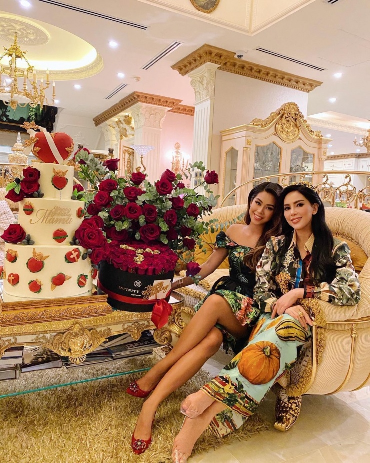 Các trang phục của Thủy Tiên và Tiên Nguyễn thường có nhiều màu sắc, chi tiết, tuy nhiên không bị sến nhờ được hoàn thiện bằng chất liệu cao cấp và kỹ thuật may đo chuẩn mực, đi cùng lối phối màu hợp lý giữa trang phục - phụ kiện.