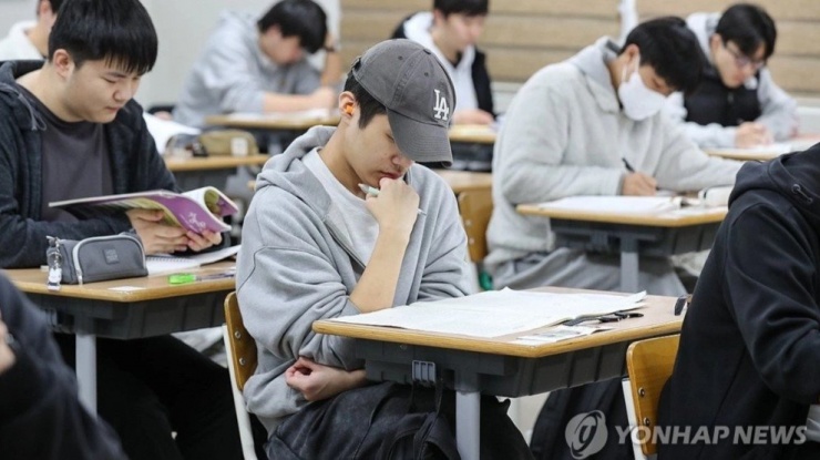 Thí sinh thi đại học ở Hàn Quốc năm 2025. Ảnh: Yonhap News