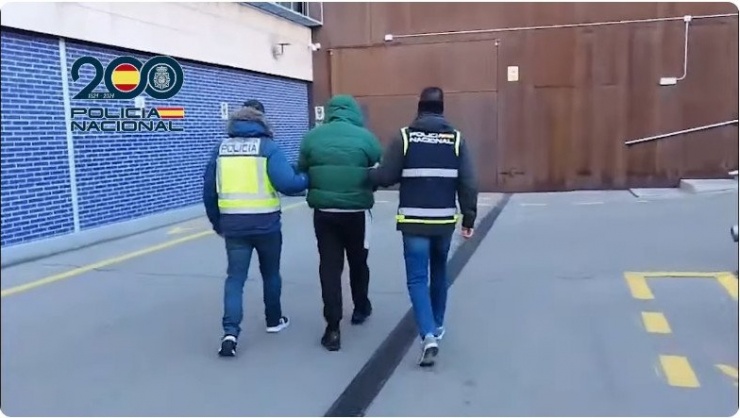 Cảnh sát bắt giữ nghi phạm 19 tuổi tại Barcelona, Tây Ban Nha. Ảnh: YouTube
