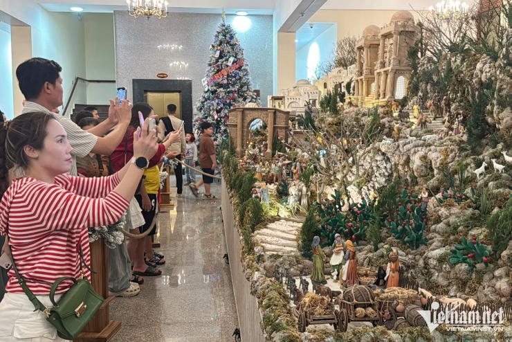 Hang đá Giáng sinh hơn 7m ở Đồng Nai gây sốt với nghìn chi tiết độc đáo - 1