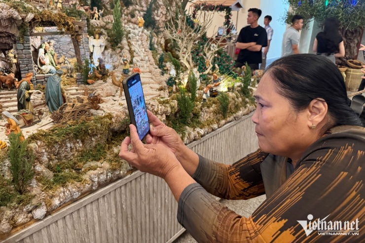 Hang đá Giáng sinh hơn 7m ở Đồng Nai gây sốt với nghìn chi tiết độc đáo - 10