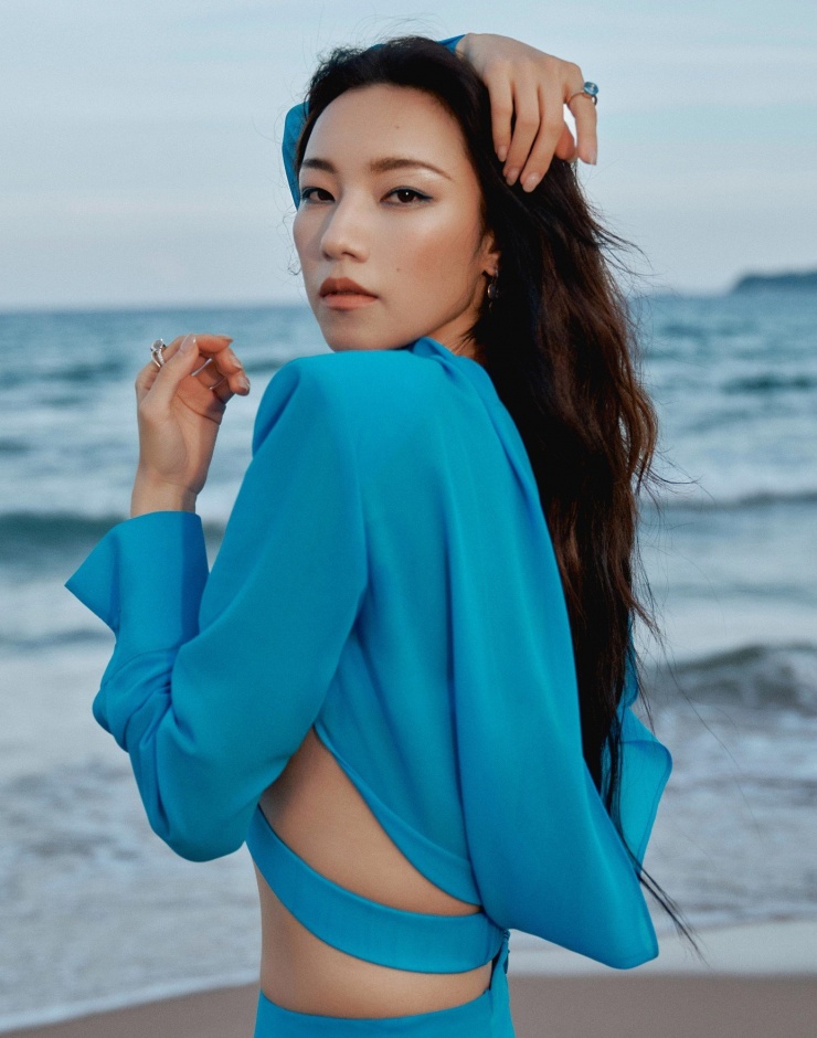 Từ một ngôi sao đang lên, được khen là "nữ tướng màn ảnh", cô mất hết sự nghiệp.