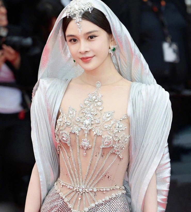 Triệu Anh Tử bịa đặt tin đồn tình ái với các sao nam. Cô từng gây phẫn nộ khi cố tình chặn đường để tiếp cận tài tử Tom Cruise tại LHP Cannes.