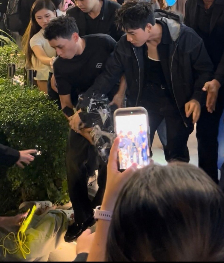 Cận cảnh bạn fan bị ngã, được HIEUTHUHAI đến đỡ. Nguồn: @thzy.xinh