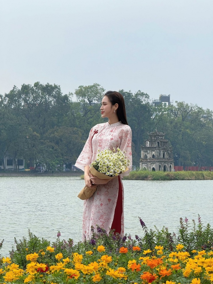 Trong khi nhiều cô gái ưa chuộng áo dài chấm đất thướt tha thì Đỗ Thị Hà lại tìm lối đi riêng với áo dài ngắn ngang đầu gối. Mẫu áo này giúp nàng hậu nhìn trẻ trung, thanh thoát hơn và từ Tết năm ngoái, Hoa hậu Việt Nam 2020 đã gắn bó với áo dài ngang đầu gối như thế này.