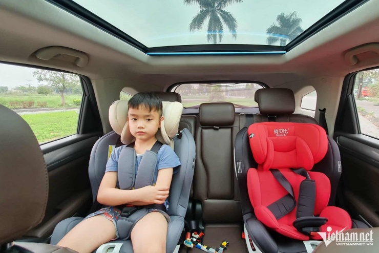 Khi chở trẻ em dưới 10 tuổi và chiều cao dưới 1,35m trên ô tô, người lái xe phải sử dụng, hướng dẫn sử dụng thiết bị an toàn phù hợp cho trẻ em, trừ ô tô kinh doanh vận tải hành khách. Ảnh: Ngô Minh