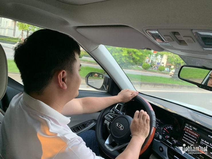 Cánh tài xế taxi, xe công nghệ "thở phào" khi không phải tốn chi phí trang bị ghế trẻ em trên xe. Ảnh: Hoàng Hiệp