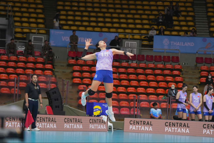 Malaysia gần như không thể chống đỡ trước những pha lên lưới, đập bóng như búa bổ của các VĐV bóng chuyền nữ Việt Nam