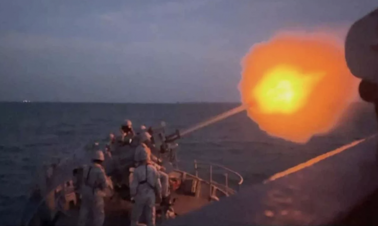 Tàu chiến HTMS "Thepa" (525) của Hải quân Hoàng gia Thái Lan nổ súng ở Vịnh Thái Lan để hỗ trợ lực lượng thủy quân lục chiến tấn công các mục tiêu quân sự của Campuchia. Ảnh: Facebook của quân đội Thái Lan