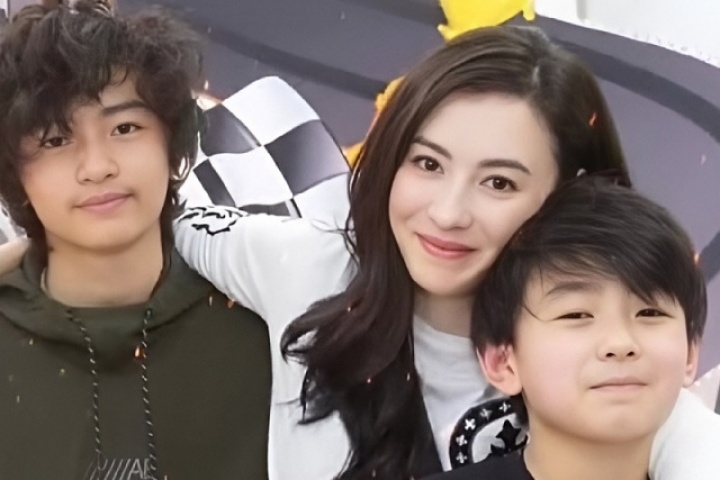 Cách dạy con 'không roi vọt' của Trương Bá Chi