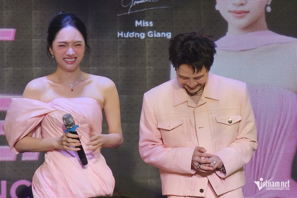 Hương Giang và Duy Khánh trong sự kiện. 