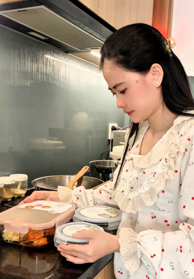 Hoài Anh thường chuẩn bị cơm trưa cho chồng mang đi làm để đảm bảo sức khỏe. Ảnh: NVCC