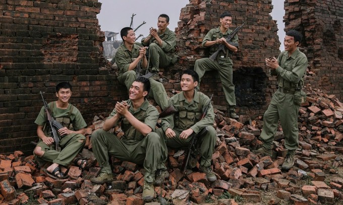 Dàn diễn viên thủ vai các thành viên Tiểu đội 1 trong "Mưa đỏ". Ảnh: Đoàn phim cung cấp