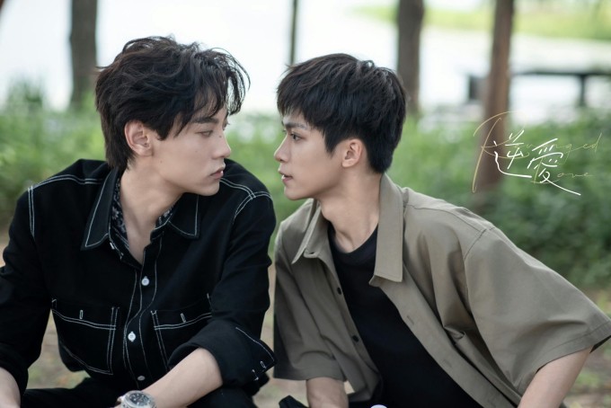 Tạo hình hai nhân vật chính phim "Nghịch ái". Ảnh: Weibo