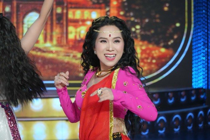 Nghệ sĩ Hồng Phượng trên sân khấu.