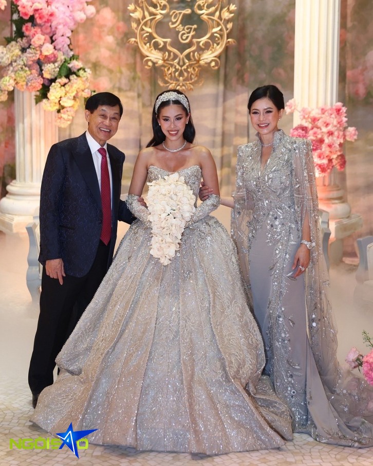 Tối cùng ngày, mẹ con Tiên Nguyễn tiếp tục chưng diện đồ đồng điệu. Cô dâu mặc bộ đầm Jimmy Choo đính kết hàng nghìn viên đá quý, ước tính trị giá trên một tỷ đồng. Trong khi phu nhân của Johnathan Hạnh Nguyễn diện đồ Haute Couture của Ziad Nakad được chỉnh sửa riêng, giá khoảng hơn 600 triệu đồng.