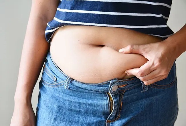 Ăn cố, ăn nhiều hơn mức cơ thể cần khiến bạn mãi không kiểm soát được cân nặng.