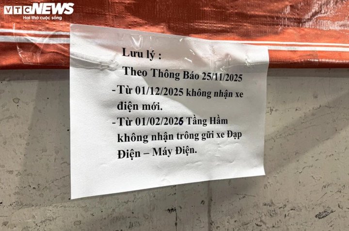 Thông báo tạm dừng trông giữ xe điện được dán tại các tầng hầm chung cư HH Linh Đàm. (Ảnh: Viên Minh)