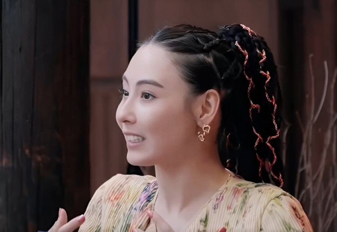 Trương Bá Chi trong chương trình 'Hoa nở dọc đường 2'. Ảnh: Weibo