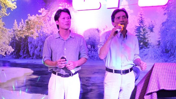 Nghệ sĩ Thương Tín song ca cùng con trai.