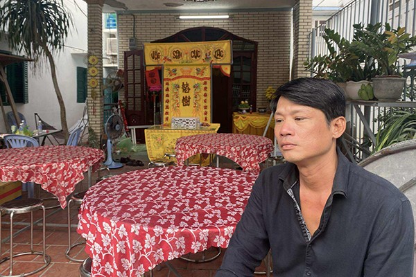 Con trai Thương Tín thẫn thờ trong tang lễ cha.