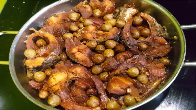 Món cá kho sung là một món ăn dân dã, đậm đà và ngon miệng.