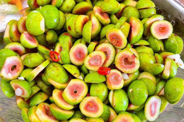 Cho quả sung xanh vào trong thau lớn, rưới hỗn hợp nước mắm đã chuẩn bị lên trên rồi trộn đều hỗn hợp. Đợi khoảng 20 - 30 phút để sung ngấm gia vị và trở nên thơm ngon hơn.