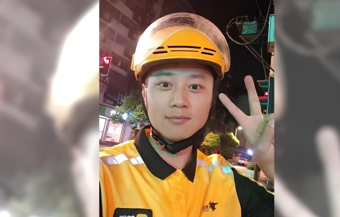 Zhang trong một lần đi giao hàng cho khách. Ảnh: setn