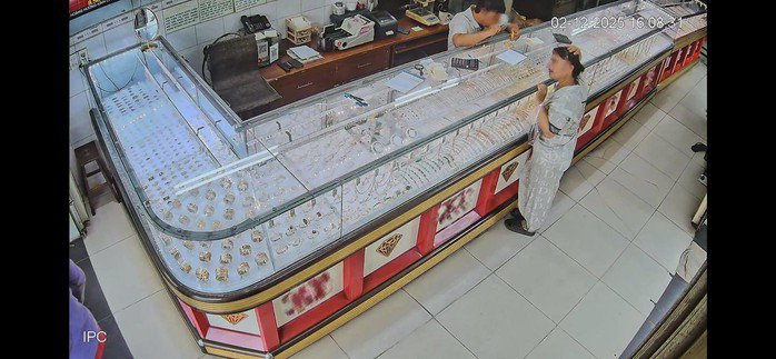 Bà H. mang vàng đi bán