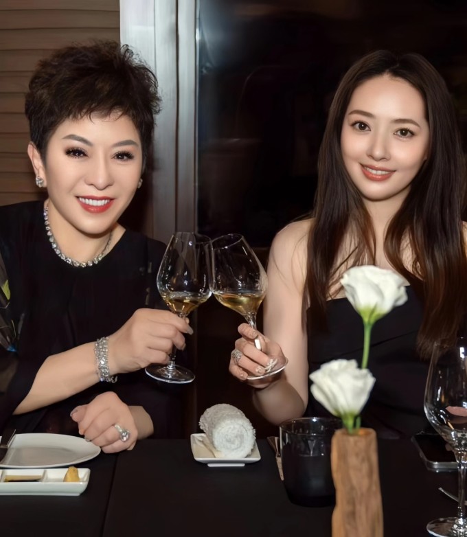 Quách Bích Đình và mẹ chồng, Trần Lam. Ảnh: Red Note