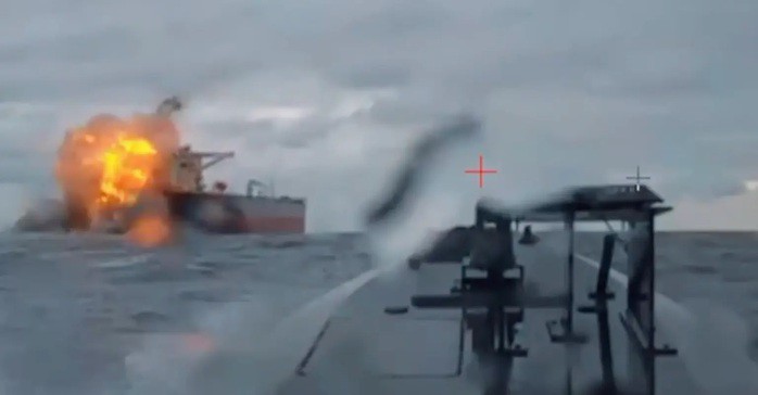 Hình ảnh cắt từ video Ukraine tấn công tàu chở dầu Dashan ngày 10-12. Nguồn: Cơ quan An ninh Ukraine