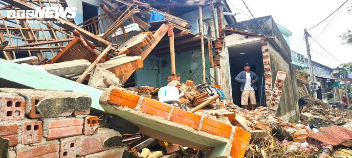 Ông Tiến đứng trước ngôi nhà bị sập hoàn toàn cho lũ lịch sử.