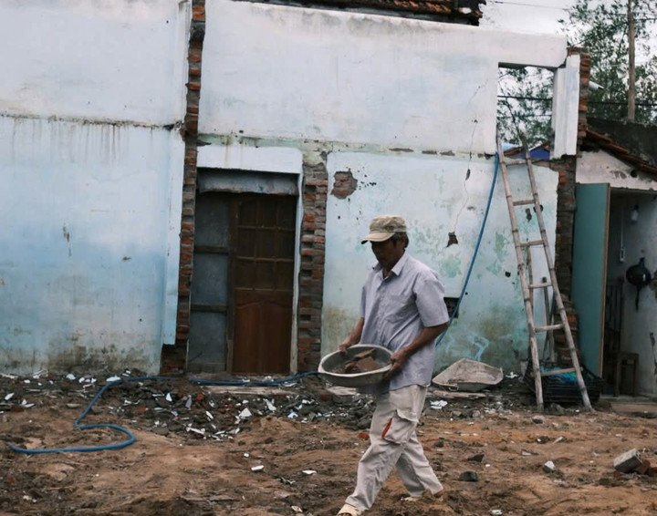 Ông Tiến dọn dẹp lại ngôi nhà đã sập để chuẩn bị "động thổ" ngôi nhà mới.