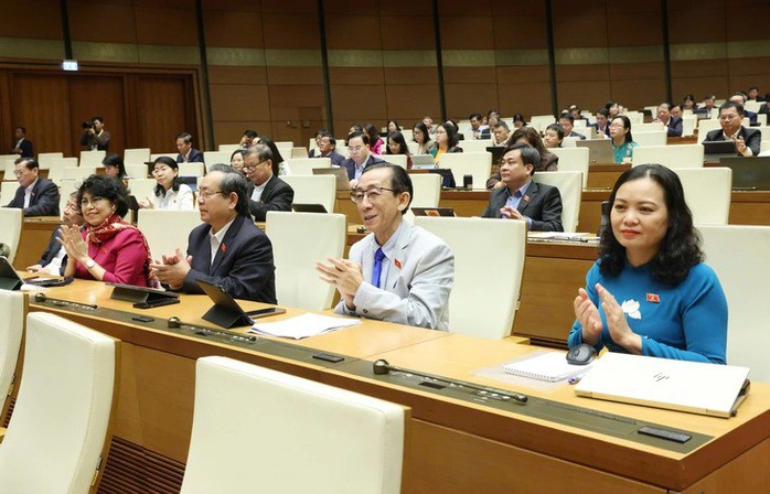 Đại biểu Đoàn Quốc hội TPHCM vui mừng trước quyết sách của Quốc hội trao cho TP nhiều cơ chế, chính sách đặc thù đột phá. Ảnh: Phạm Thắng