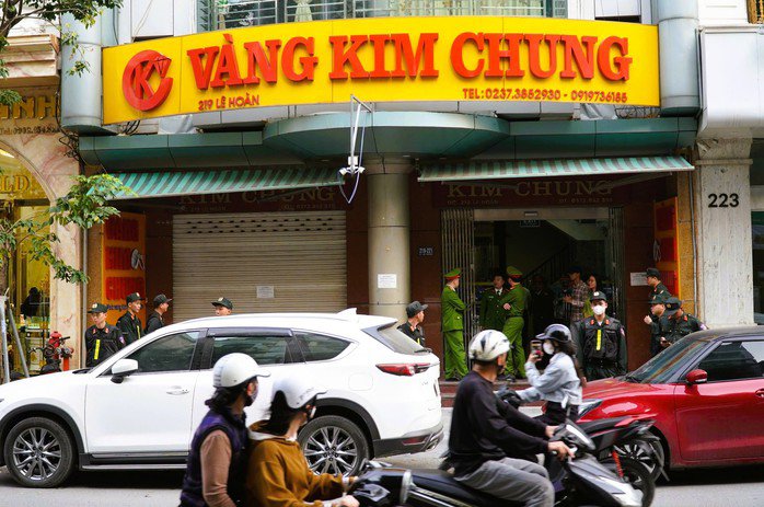 Tiệm vàng Kim Chung có doanh thu 5.000 tỉ đồng trong 5 năm, nộp thuế 10 triệu đồng/tháng. Ảnh: Tuấn Minh