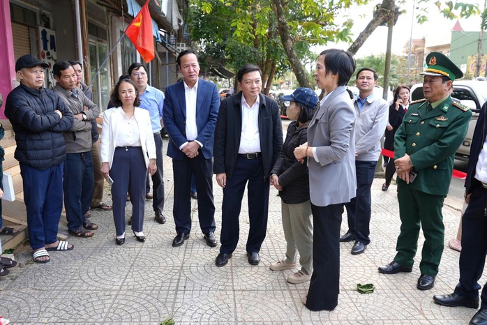 Chủ tịch Quảng Trị Lê Hồng Vinh cùng lãnh đạo các sở, ngành trực tiếp thăm hỏi, động viên, chia sẻ khó khăn với các hộ dân có nhà bị sạt lở, sụt trượt ở xã Khe Sanh