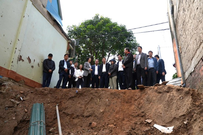 Ông Lê Hồng Vinh, Chủ tịch UBND tỉnh Quảng Trị, kiểm tra, chỉ đạo công tác khắc phục sạt lở, sụt trượt ở xã Khe Sanh