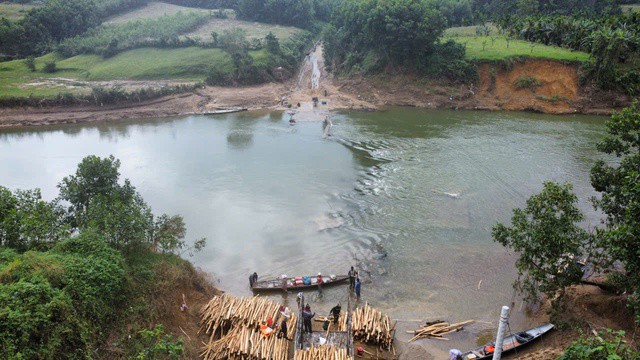 Mỗi khi mưa lớn, nước ngập buộc người dân phải di chuyển bằng ghe đò