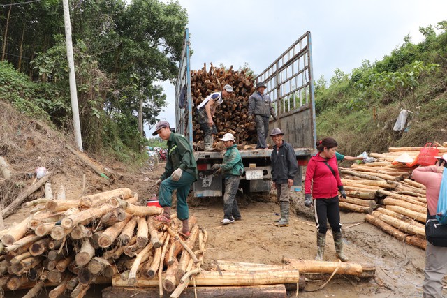 Việc đi lại, vận chuyển hàng hóa của người dân qua ngầm Sông Tum hết sức vất vả