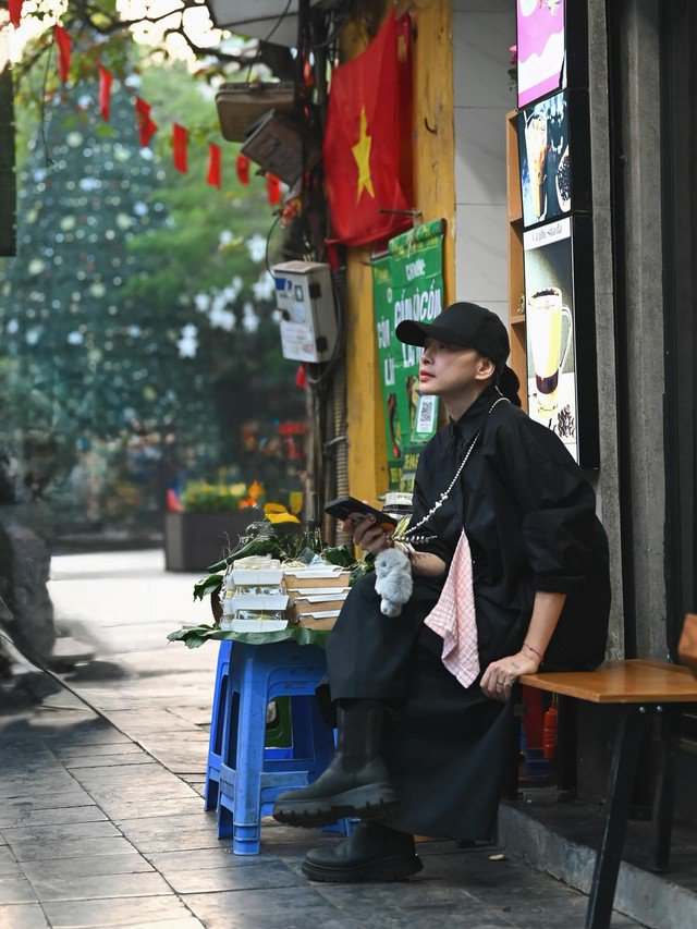 Ngô Thanh Vân được xem là "đả nữ màn ảnh Việt" với các phim như: Dòng máu anh hùng, Bẫy rồng, Hai Phượng. Hiện tại, cô có cuộc sống hôn nhân bình yên bên chồng Huy Trần và con gái 5 tháng tuổi. Mới đây, Ngô Thanh Vân gây sốt khi xuất hiện trên phố cổ Hà Nội với diện mạo thon gọn và khỏe khoắn sau sinh con 5 tháng.