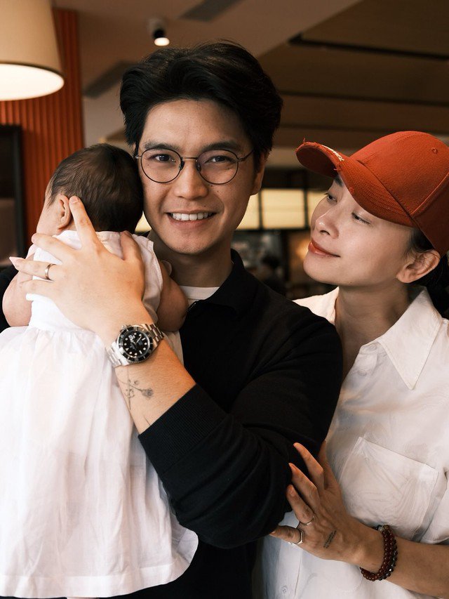 Theo dõi trên trang cá nhân của chồng Ngô Thanh Vân, khán giả sẽ biết những món bổ dưỡng lợi sữa mà không béo được anh dụng tâm nấu cho vợ. Các món ăn Huy Trần nấu cho Ngô Thanh Vân sau sinh đó là: 1. Cá lóc hấp bầu: Món ăn giàu protein và Omega 3, giúp lợi sữa, được Ngô Thanh Vân khen ngon và "hấp dẫn". 2. Cháo cá chép nấm mối và bao tử heo hầm tiêu xanh: Cung cấp dinh dưỡng, tạo không khí gia đình ấm cúng. 3. Mâm cơm lợi sữa: Gồm rau ngót, nghệ tươi (giúp sạch sản dịch), đậu hũ giàu đạm, cá bông lau ít xương, tốt cho sức khỏe và tinh thần mẹ. 4. Bữa ăn phong cách Ý: Anh cũng mang nhà hàng Ý về nhà với món salad, gà chanh đút lò, vẹm hấp, creme brulee chanh để "chiều" vợ thèm đi ăn ngoài.