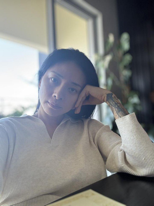 Dù phải thức khuya chăm con nhưng nhờ tinh thần tốt nên Ngô Thanh Vân giữ được sức khỏe và cô không ngại khoe mặt mộc trên trang cá nhân.