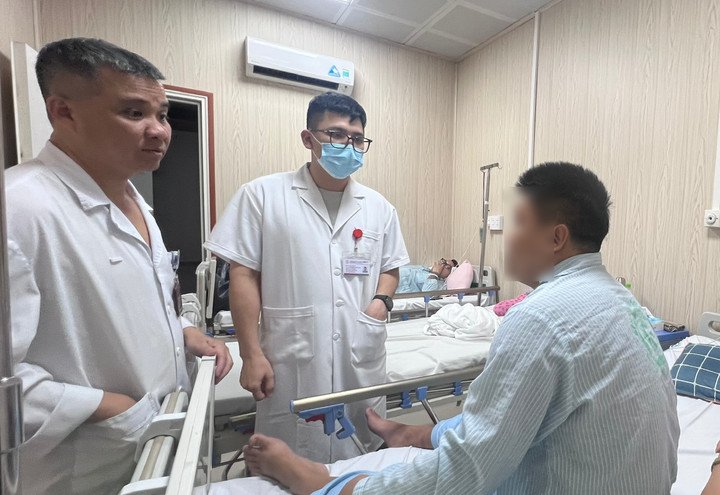 Bác sĩ Nguyên thăm khám sức khoẻ người ngộ độc thuốc lá điện tử.