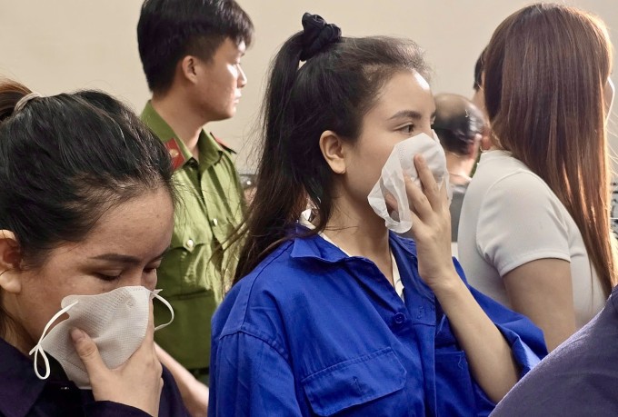 Bị cáo Đinh Thị Thanh Tuyền (giữa) cùng đồng phạm nghe tuyên án. Ảnh: Bình Nguyên