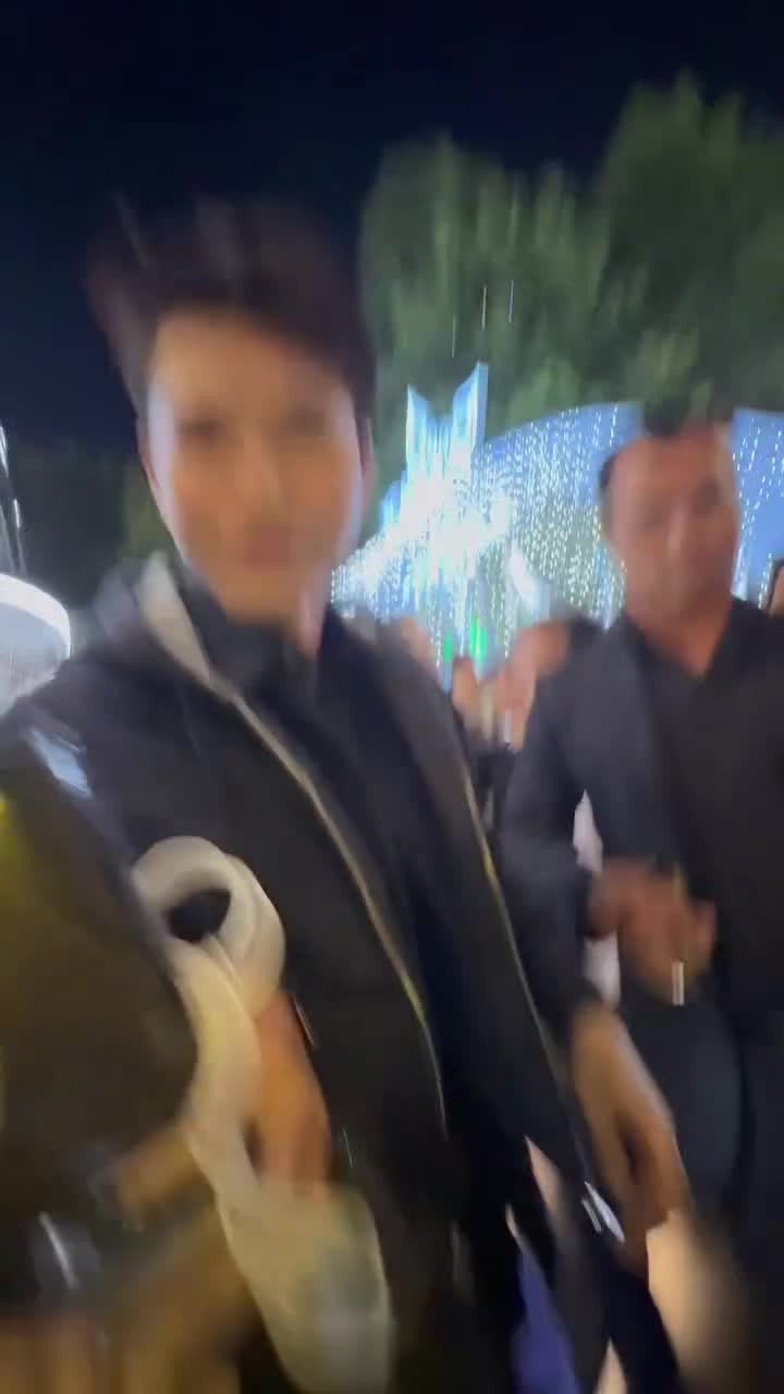 Góc quay của bạn fan bị ngã, được HIEUTHUHAI đỡ và "mắng yêu". Nguồn: @thzy.xinh