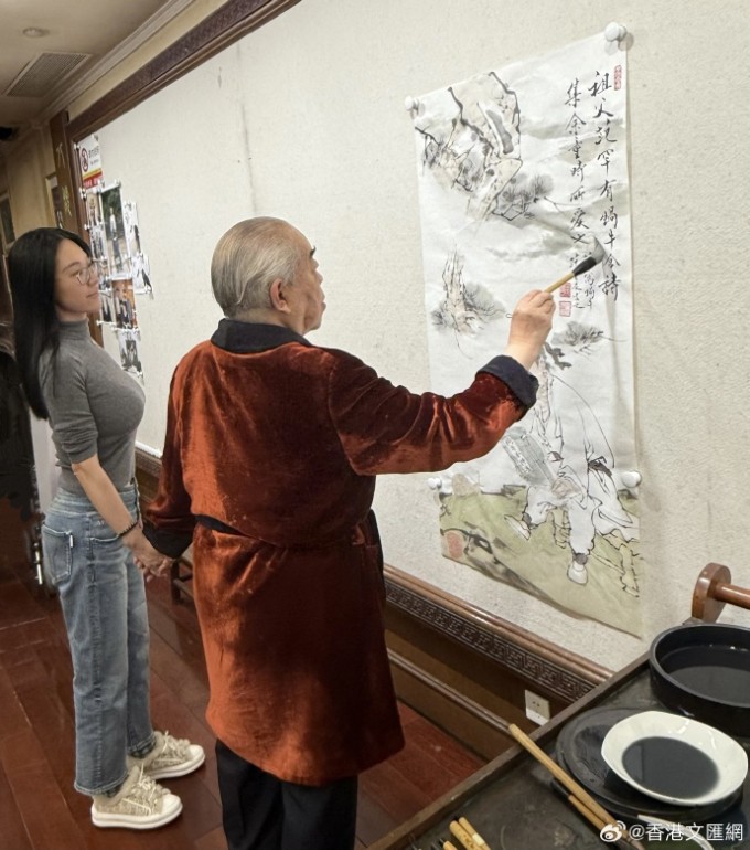 Nhà thư pháp vẽ tranh bên vợ trẻ. Ảnh: Weibo