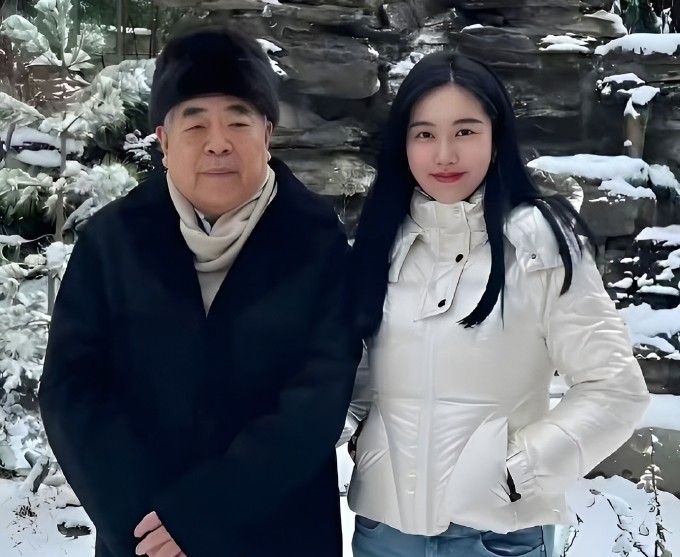 Nhà thư pháp Phạm Tằng và vợ kém 50 tuổi. Ảnh: Weibo