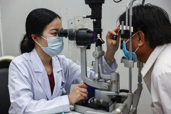 Bác sĩ, nhân viên y tế bệnh viện mắt TP HCM khám bệnh cho người dân, tháng 7/2025. Ảnh: Quỳnh Trần