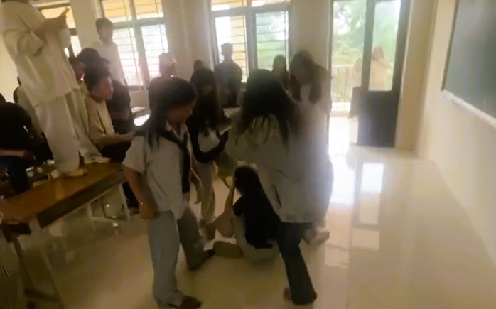 Nữ sinh lớp 10 bị "đánh hội đồng" giữa lớp học trước sự thờ ơ của nhiều bạn học. Ảnh cắt từ clip