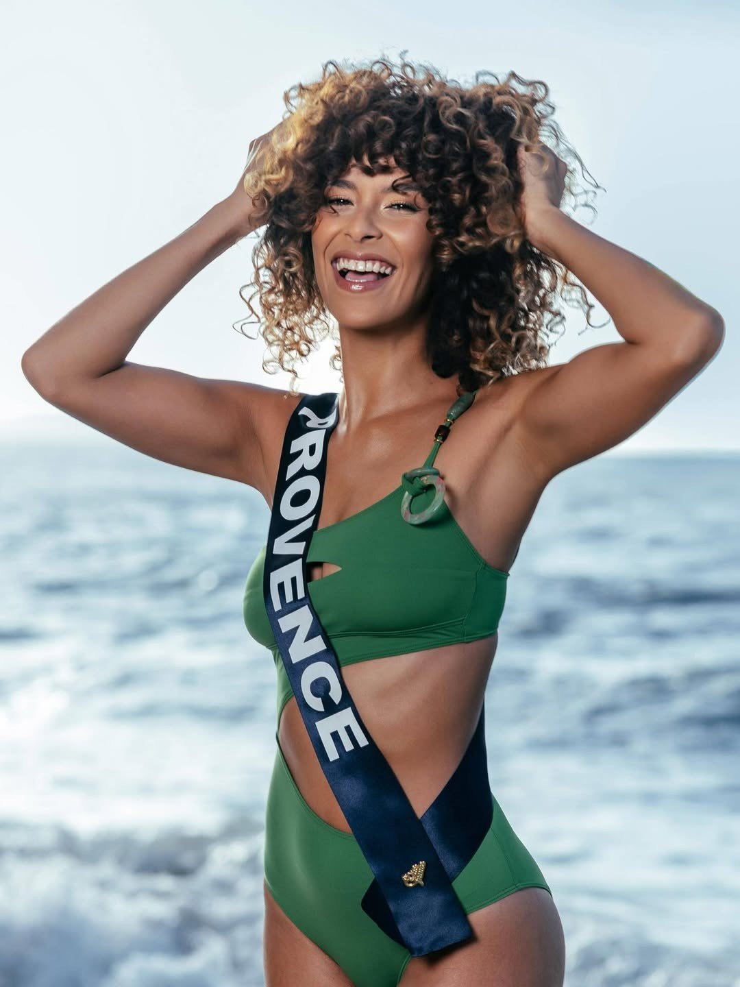 Miss Aquitaine 2025 Aïnhoa Lahitete và Miss Provence 2025 Julie Zitouni bị tước vương miện.